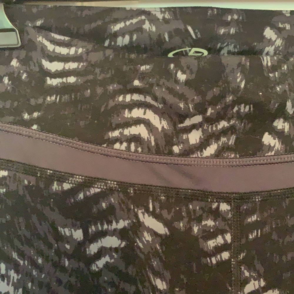 Abstract Striped Cropped Athletic Leggings - Picture 4 of 5